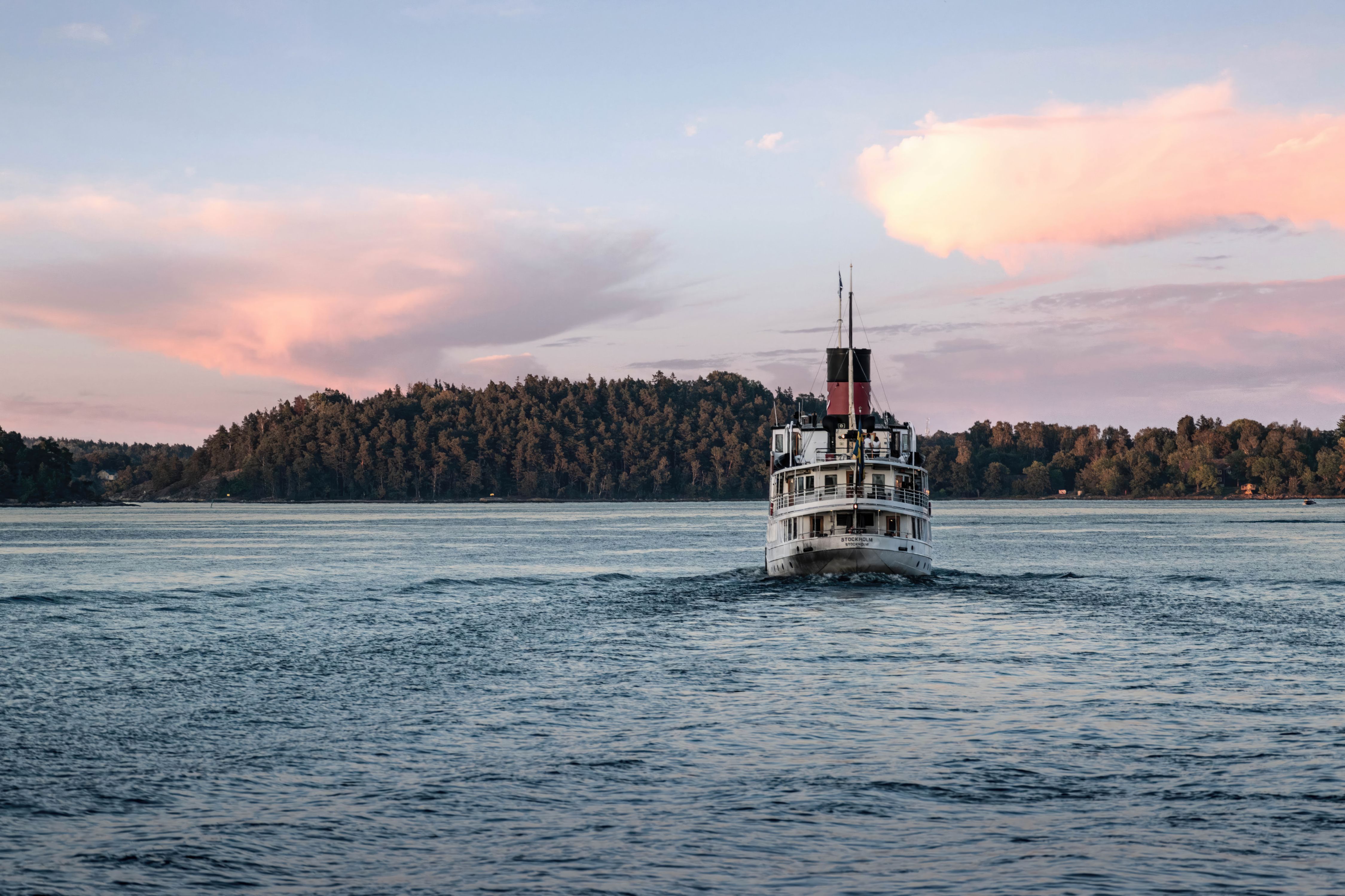 https://www.pexels.com/de-de/foto/historisches-boot-segelt-bei-sonnenuntergang-auf-ruhigen-gewassern-28602565/